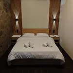 Under The Rocks Luxury Apartament