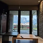 Under The Rocks Luxury Apartament