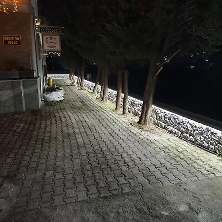 Under The Rocks Luxury *