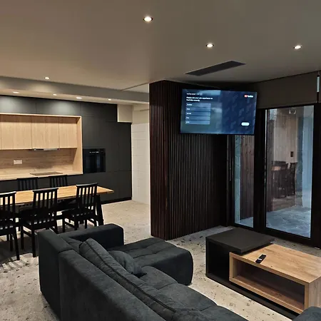 Under The Rocks Luxury Апартаменты