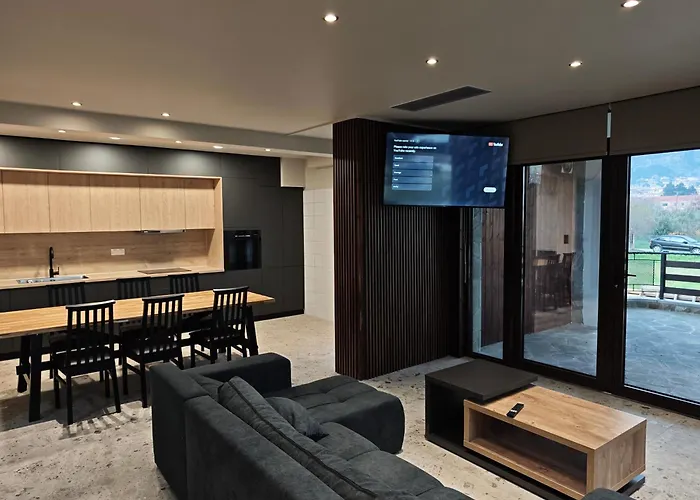 Under The Rocks Luxury Apartment